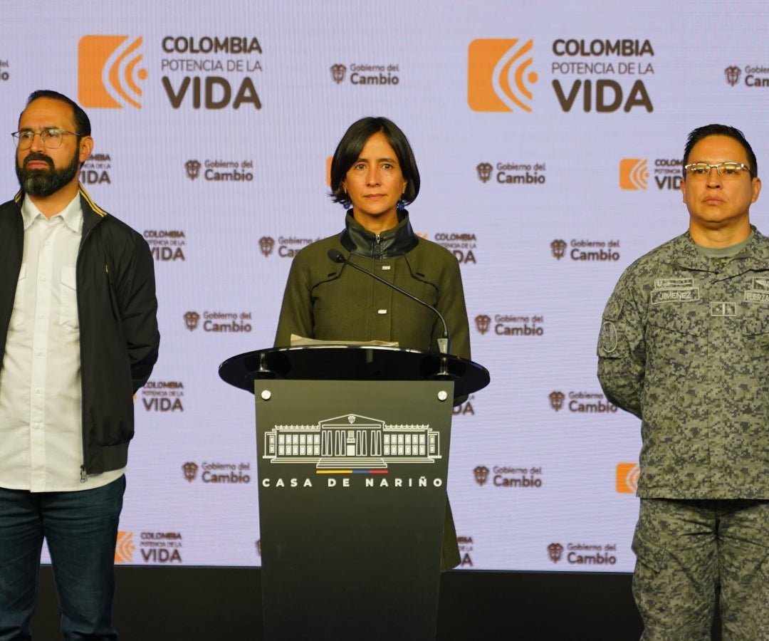 Andrés Camacho, ministro de Minas y Energía; Susana Muhamad, ministra de Ambiente, y Giovanni Jiménez, director de meteorología del Ideam