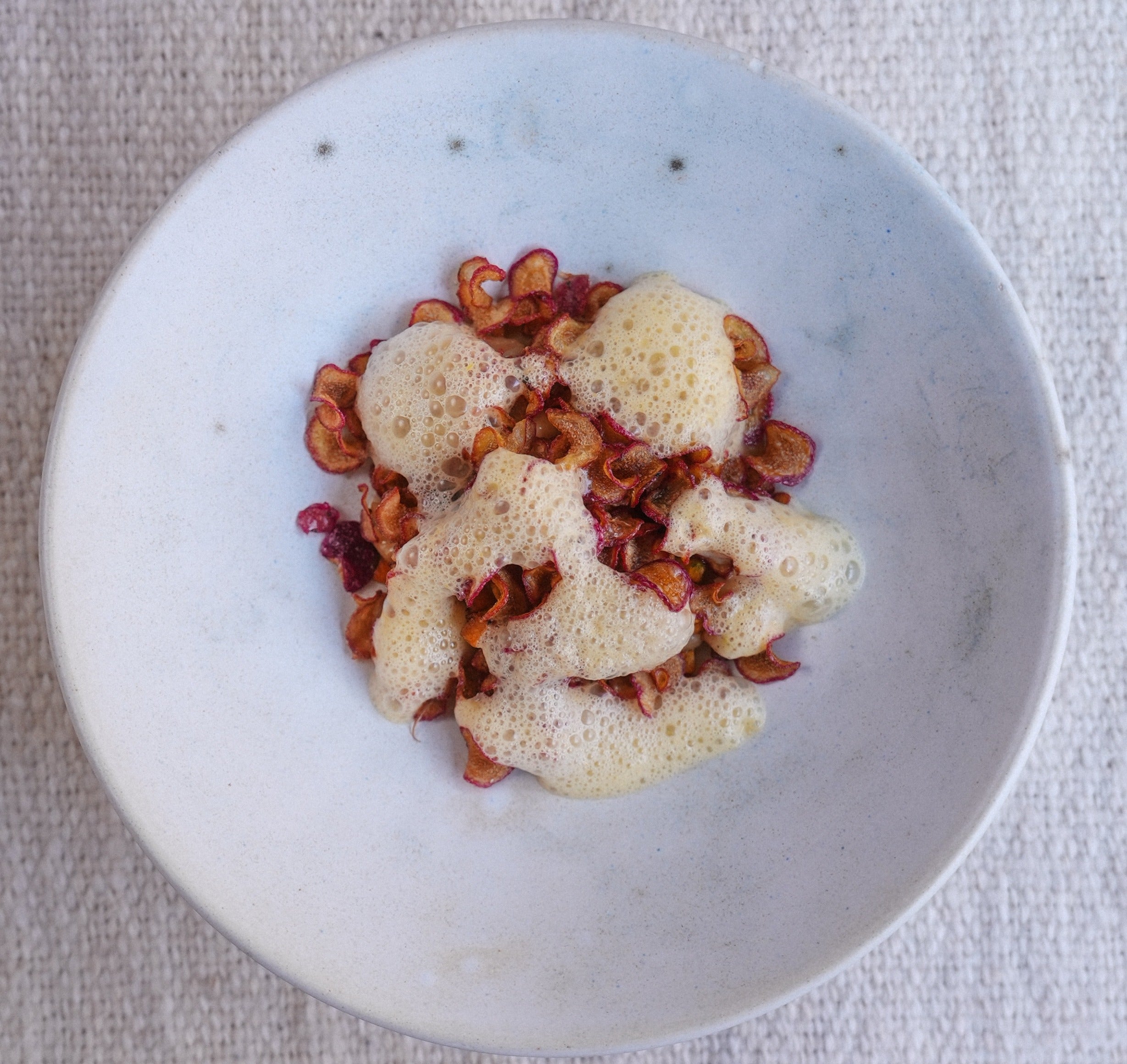 Camarón de pescadores artesanales, con salsa con tucupí y plátano maduro. Chuguas fritas que llegan de Jenesano, Boyacá, una compra directa al campesino productor; resalta su espuma de calabaza. Foto: Afluente Restaurante