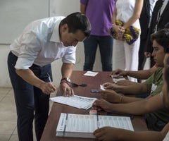 Daniel Noboa, presidente de Ecuador, vota en un colegio electoral durante referéndum nacional