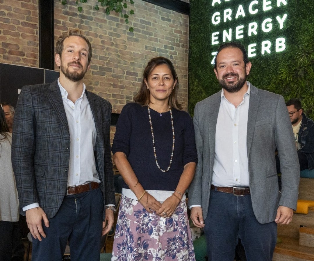 Santiago Castro, consultor de Estrategia en Outliers; María Claudia Serrato, socia fundadora de La Social; y Francisco Vega, también consultor de Estrategia de Outliers.