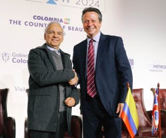 El ministro de Hacienda, Ricardo Bonilla, junto a Nigel Huddleston, secretario financiero del Tesoro