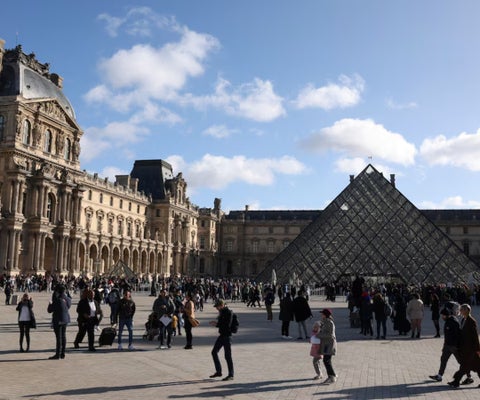 Los parisinos se preparan para los Olímpicos entrenando dentro del Museo del Louvre