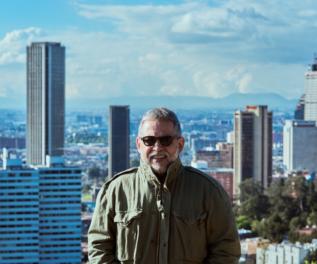 Mario Mendoza es egresado en Literatura hispanoamericana en la Fundación José Ortega y Gasset; a lo largo de su carrera ha escrito 19 obras entre novelas, cuentos y ensayos.