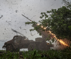 Los militares ucranianos disparan un sistema de lanzamiento múltiple de cohetes