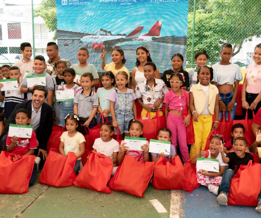Entrega de kits a niños de Cartagena