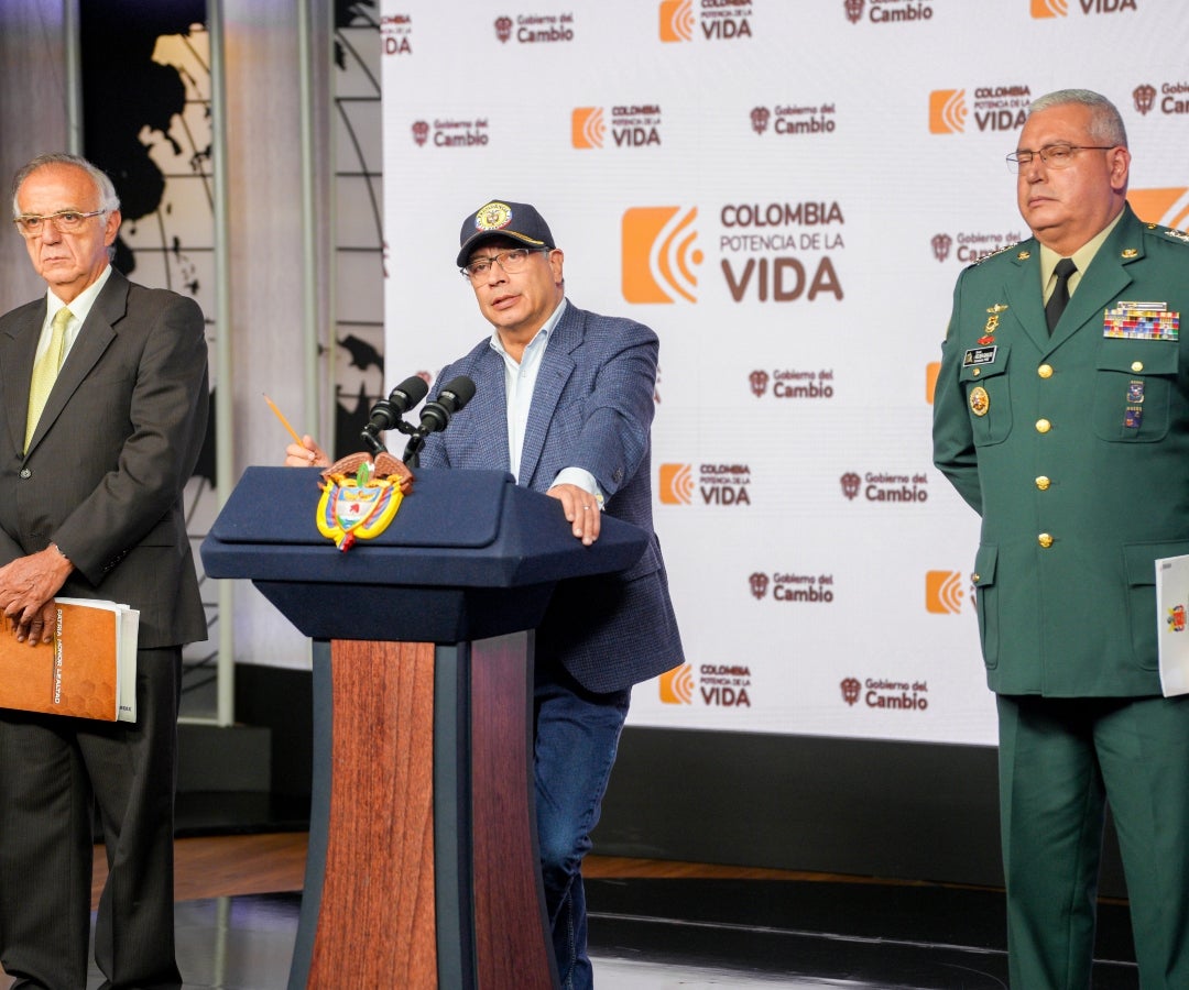 El presidente en el anuncio junto al Ministro de Defensa y el comandante del Ejército