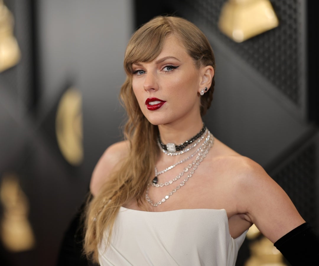Una búsqueda en TikTok de vídeos "Taylor Swift AI" muestra varios vídeos que ofrecen canciones generadas por IA con la voz de la artista.