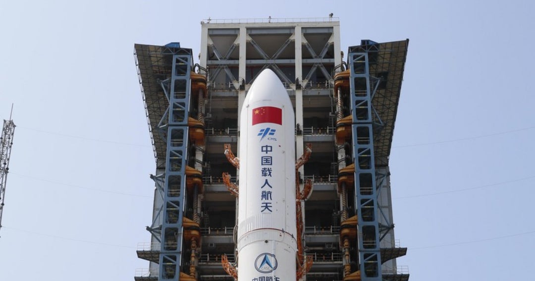 Photo: larepublica.co China lanza una nave espacial para competir con Estados Unidos en el polo sur lunar