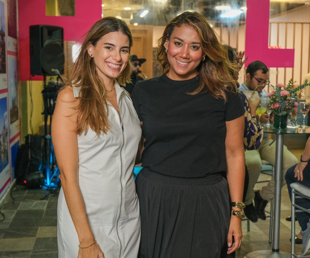 Cristina Felfle, relacionista pública y exreina del Carnaval de Barranquilla, y Diana Restrepo, asesora de relaciones internacionales en la Fundación Promigas.