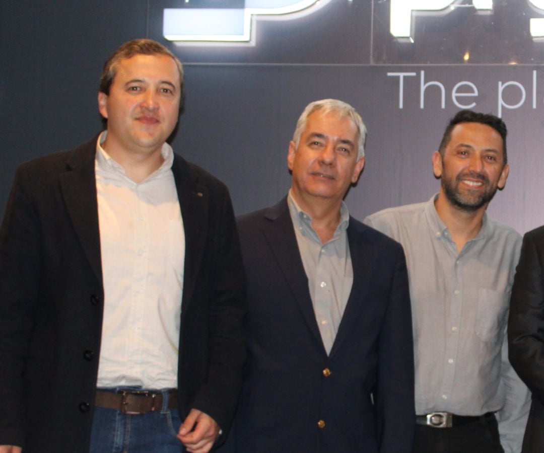 De Sodimac: Carlos David Páez, jefe de línea eléctricos; Santiago Vélez, gerente de Negocios electricidad, y Giovanni Mora, jefe de venta.