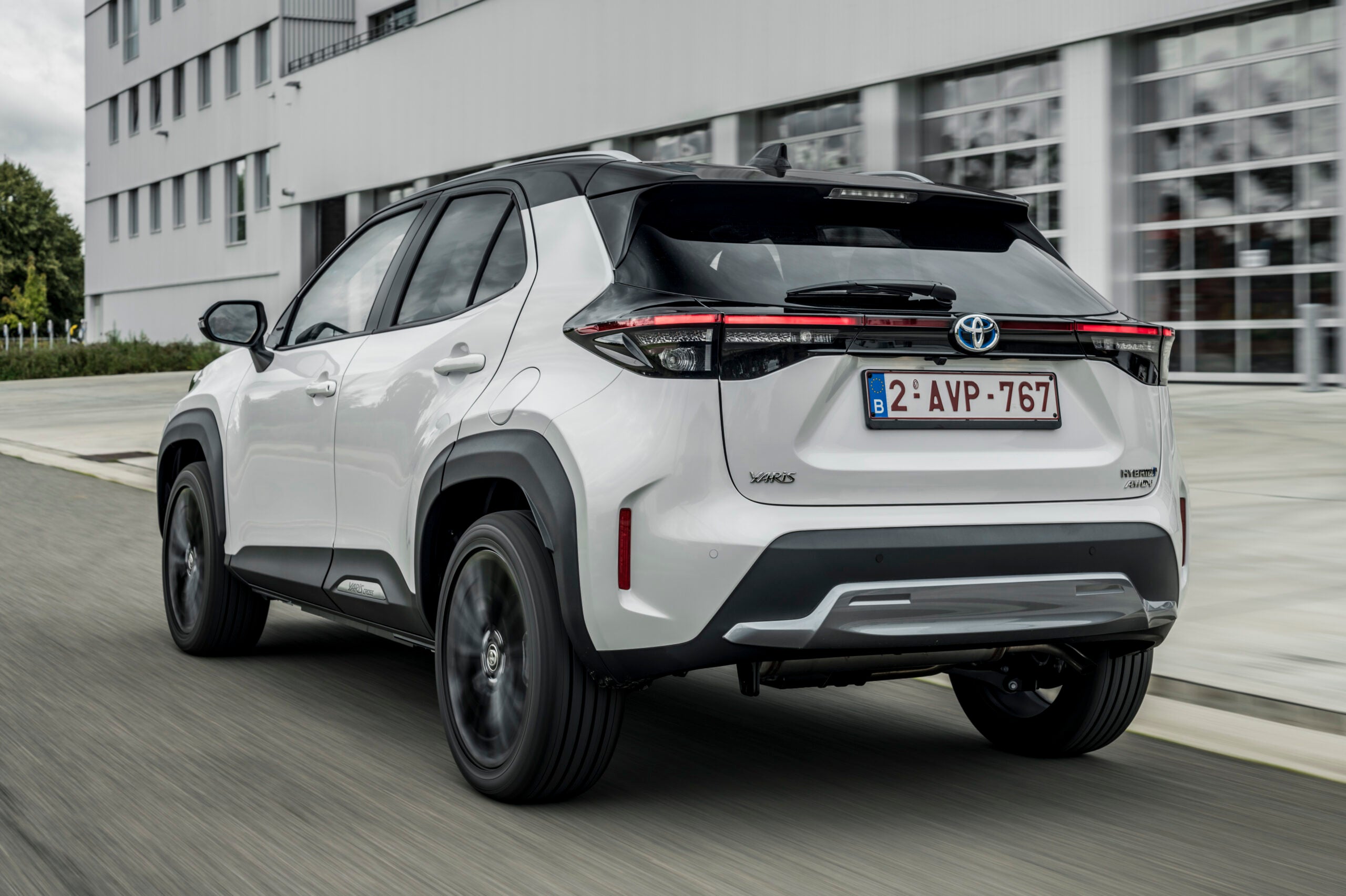 Los elogios también se dirigen hacia el diseño exterior e interior de la Yaris Cross. Su aspecto moderno y dinámico, junto con detalles de alta calidad y una construcción sólida, la hacen destacar en su segmento. Los comentarios positivos a menudo mencionan la apariencia elegante y distintiva de la Yaris Cross, que atrae a una amplia gama de consumidores