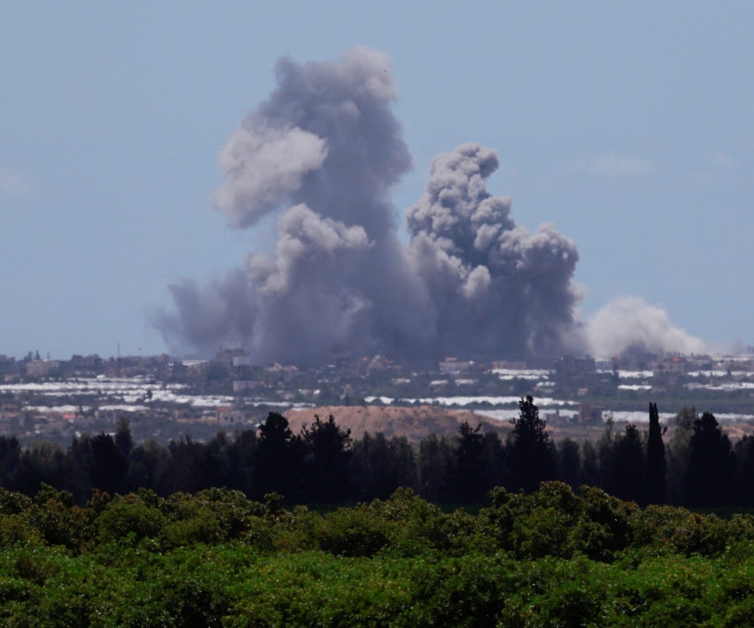 |El humo se eleva sobre Gaza tras una explosión, en medio del actual conflicto entre Israel y el grupo islamista palestino Hamás, visto desde Israel en la madrugada del 6 de mayo.