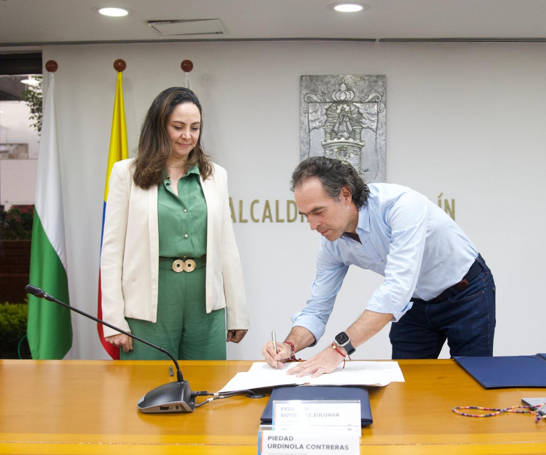 Piedad Urdinola, directora del Dane, y Federico Gutiérrez, alcalde de Medellín