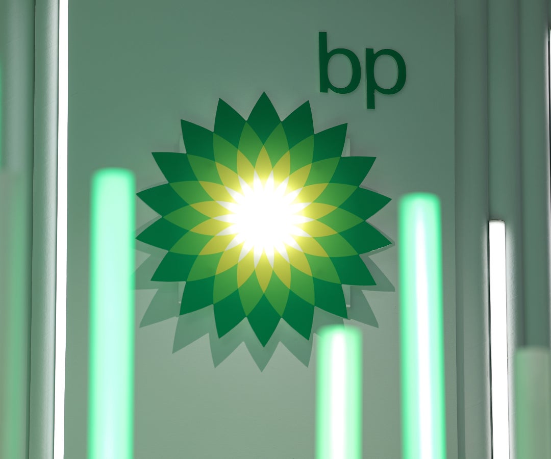 Flujo de caja de BP cae y la deuda crece