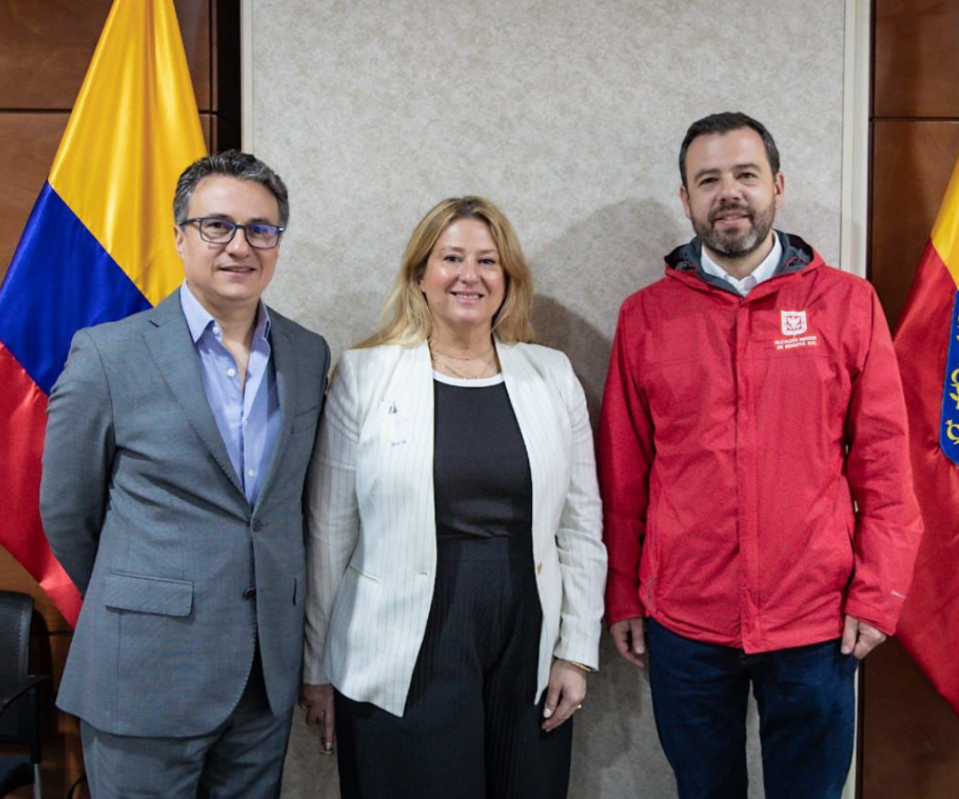 Camilo Ospina, presidente de la Junta Directiva de Asobares; Ariel Palitz, alcaldesa Nocturna de Nueva York; Y Carlos Fernando Galán, alcalde Mayor de Bogotá.