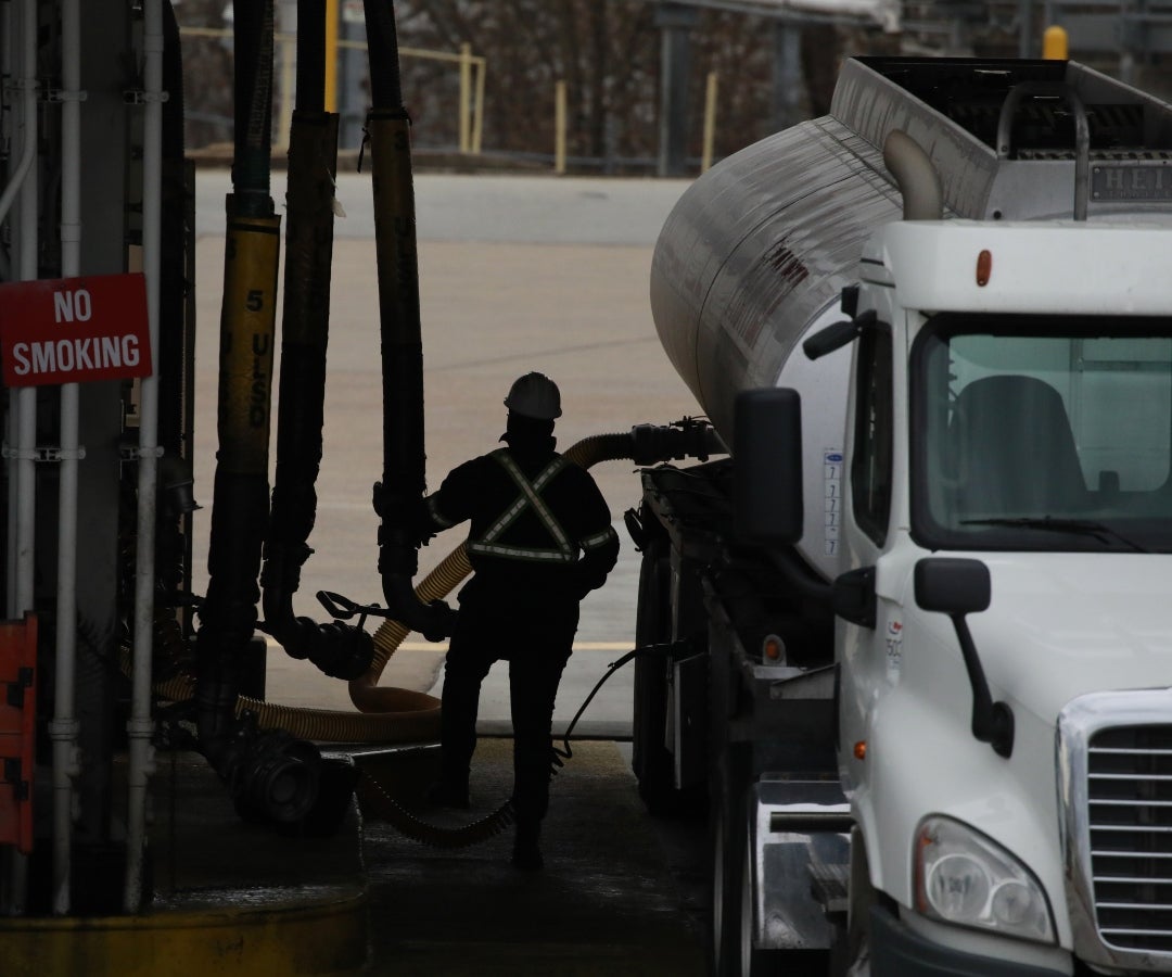 Un trabajador reposta un camión cisterna de gasolina en la terminal de la refinería de petróleo Valero Energy Corp