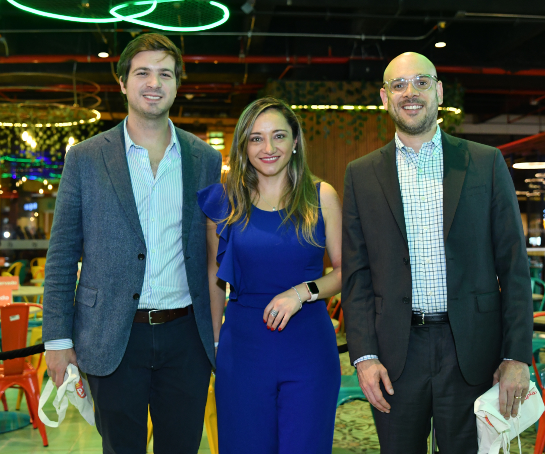 Sebastián Macchiavello, gerente de Finanzas de Mallplaza; Lina Ramírez, gerentecomercial Fiduciaria Itaú; y Guillermo Acuña, gerente general Fiduciaria Itaú.