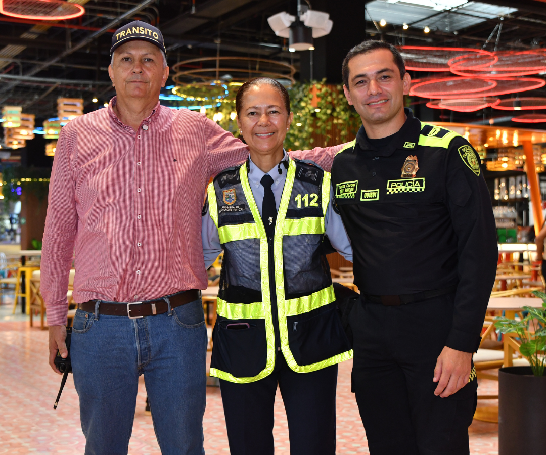 Juan Carlos Valencia, comandante de Tránsito de Cali; Olga Briceño, coordinadora de Agentes de Tránsito de Cali; y Freddy Rincón, coronel del Distrito de la Policía de Cali.