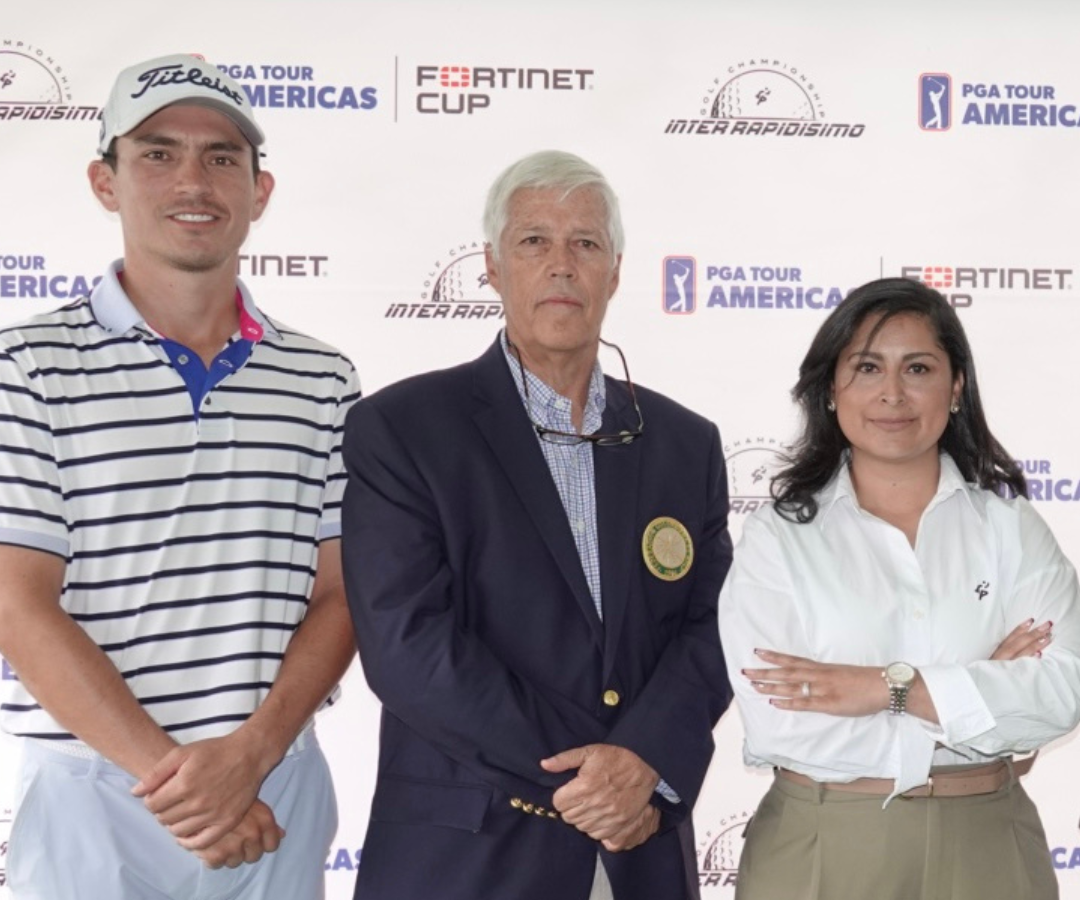 Iván Camilo Ramírez, golfista profesional, Camilo Sánchez, presidente Federación Colombiana de Golf y Sandra Otálora, gerente de Proyectos Inter Rapidísimo