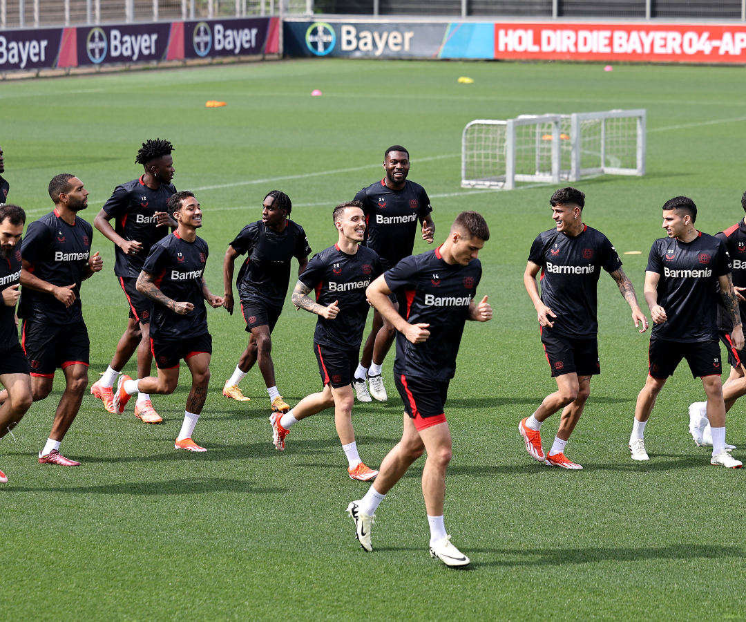 El equipo de Leverkusen asiste a la sesión de entrenamiento