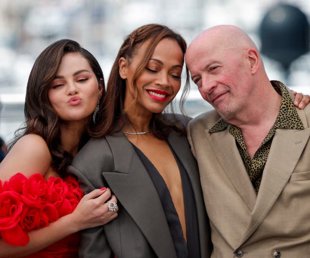 El director Jacques Audiard y los miembros del reparto Zoe Saldana y Selena Gómez posan durante un photocall para la película 'Emilia Pérez' en competición en el 77º Festival de Cine de Cannes en Cannes.