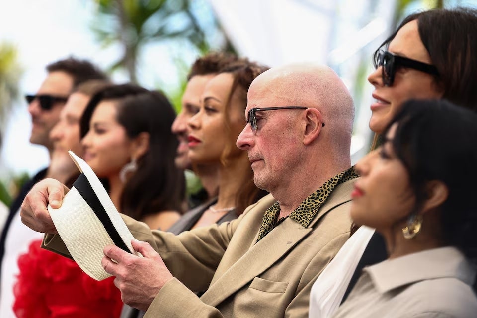 El director Jacques Audiard posa con su equipo durante el photocall de la película "Emilia Pérez" en competición en el 77º Festival de Cannes en Cannes.