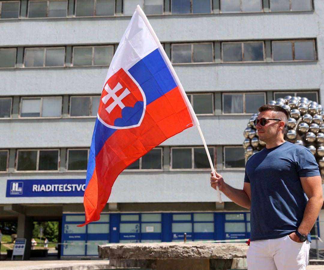 Un partidario de Fico con su bandera de Eslovaquia en el Roosevelt University Hospital