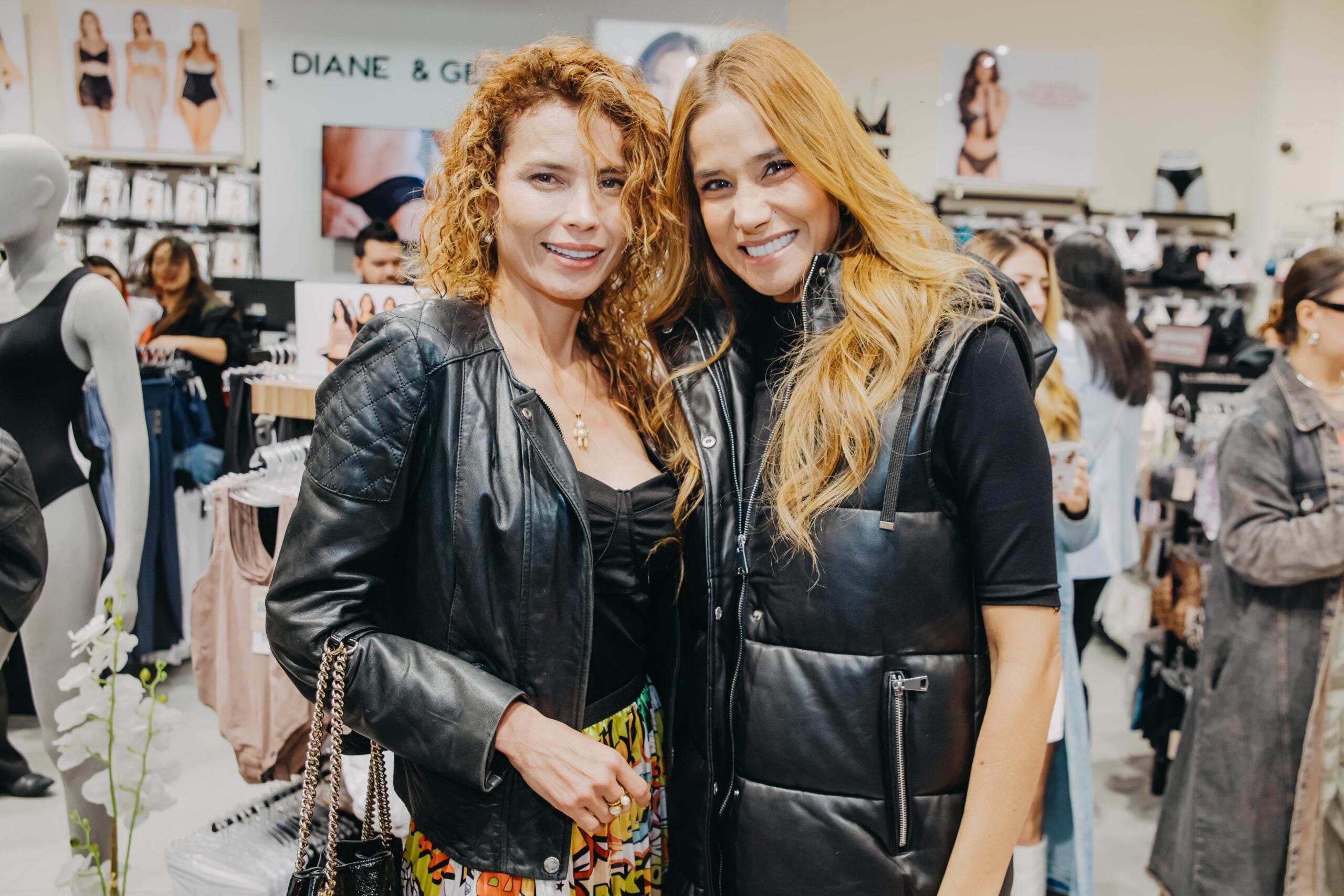 La actriz Margarita Reyes, junto a la presentadora de televisión Zahira Benavides, quienes asistieron al evento.