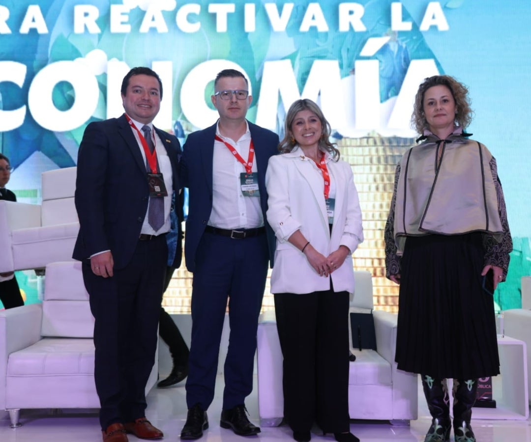 Diego Quijano, CEO de BDO Interaméricas; Fernando Aristizábal, CEO OnOff Soluciones en Línea; Ludy Parada, líder de Política Pública de Roche; y Alejandra Robledo, gerente de creación de capital social Constructora Bolívar.