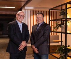 Juan Francisco Sánchez Pérez, vicepresidente de Mercadeo Banco Caja Social, y Humberto Guihur, vic Juan Francisco Sánchez Pérez, vicepresidente de Mercadeo Banco Caja Social, y Humberto Guihur, vicepresidente de Productos e Innovación de Visa Región Andina