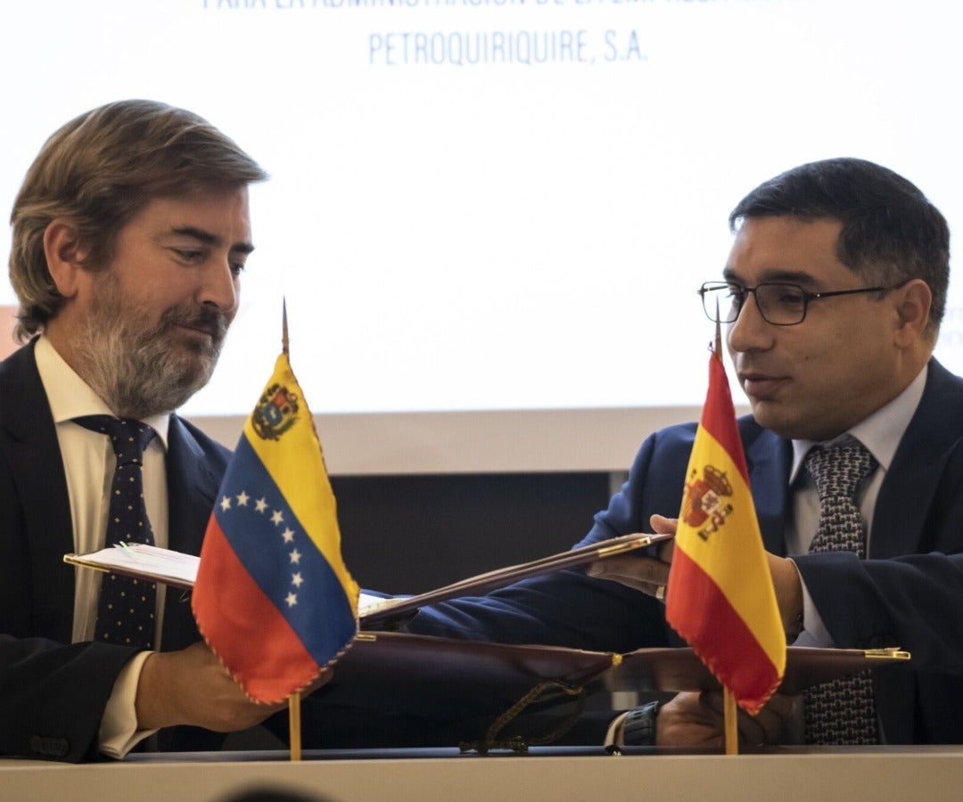 Francisco Gea, director ejecutivo de Exploración y Producción de Repsol, (izquierda), y Pedro Rafael Tellechea, ministro de Petróleo de Venezuela y presidente de Pdvsa
