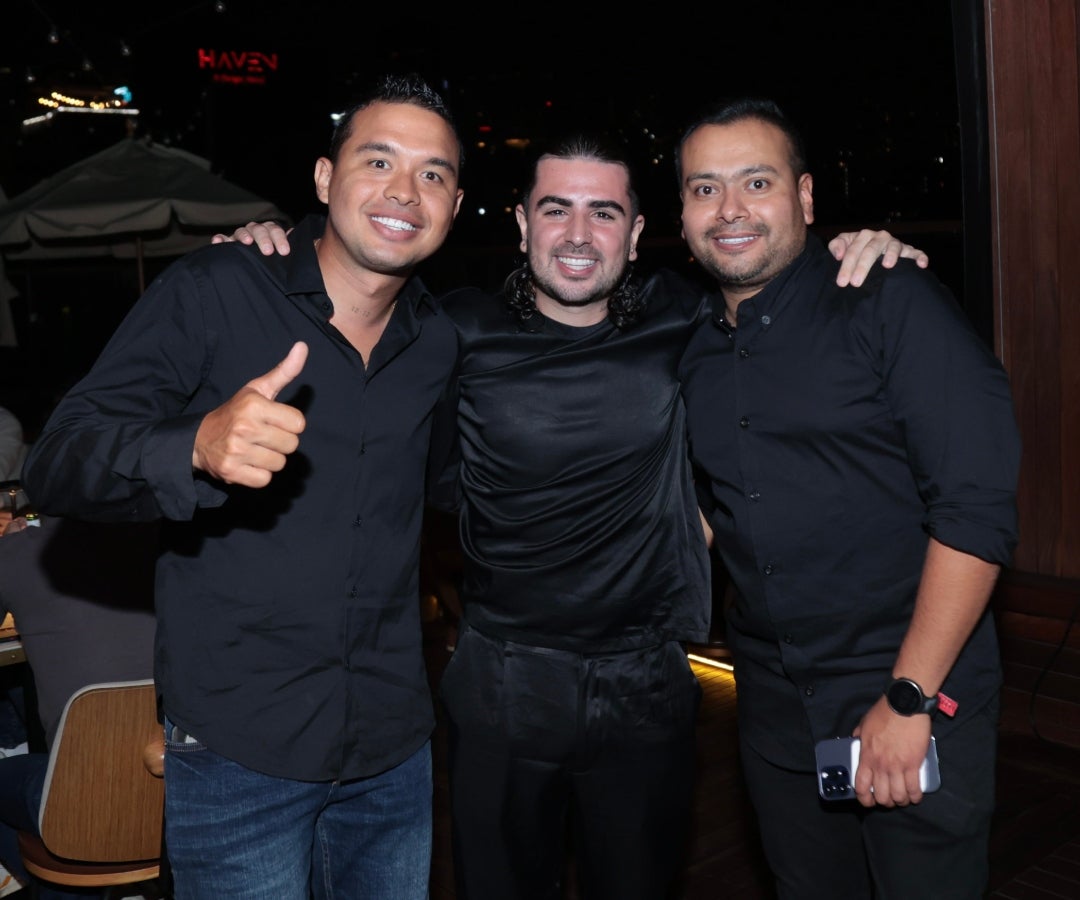 El piloto, Tomás Puerta; el Flako Gallego y Diego Cabrera, director de Davinci Global Group.