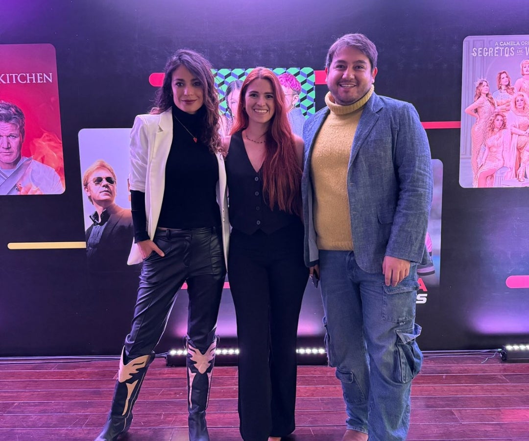 La periodista Alexandra Santos; Karen Vega, marketing manager en Canela Media; y el empresario Andrés Carrasco.