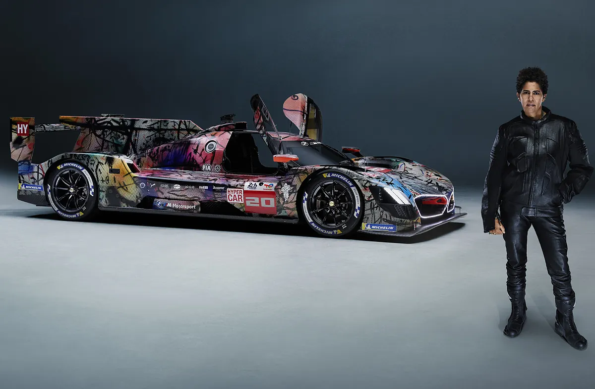 Julie Mehretu junto al coche que ha diseñado para el BMW Art Car
