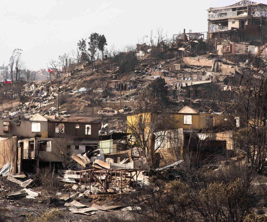 Casas destruidas tras incendios forestales