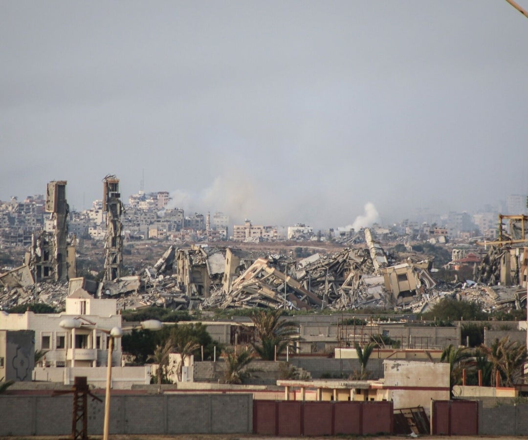 Destrucción causada a edificios y torres en el distrito de Al-Zahra, en el centro de Gaza