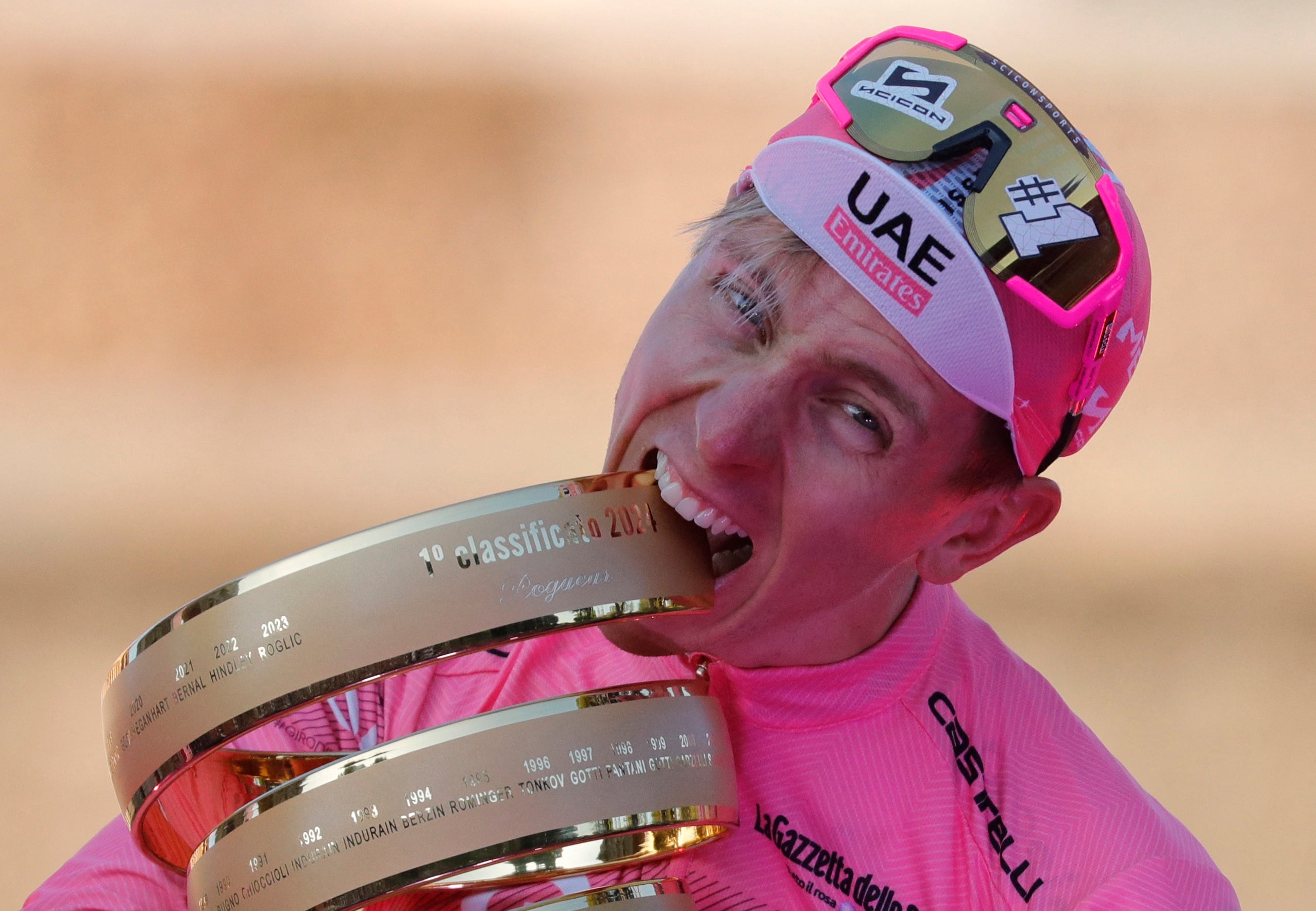 Tadej Pogacar celebra en el podio tras ganar el Giro de Italia 2024