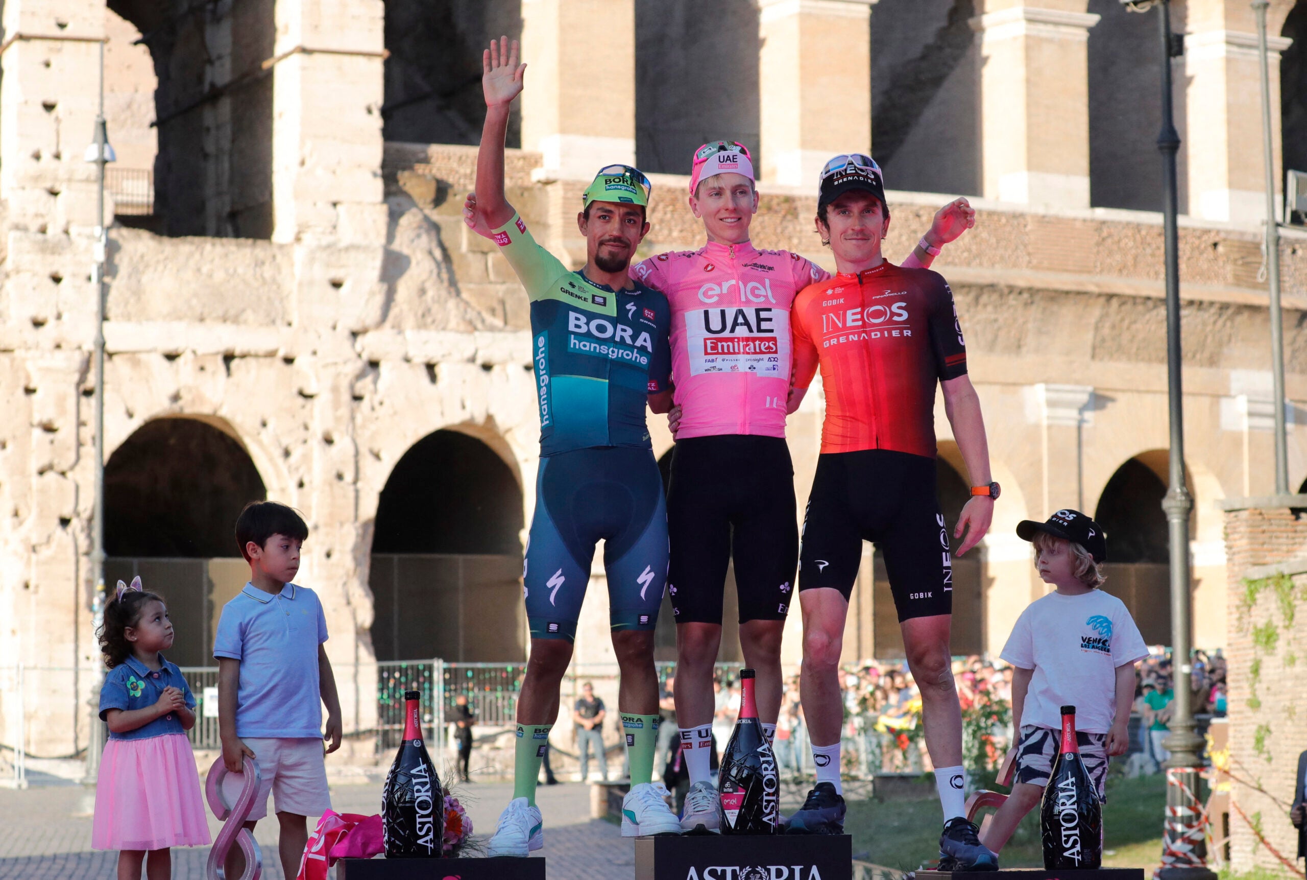 Tadej Pogacar celebra en el podio tras ganar el Giro de Italia 2024