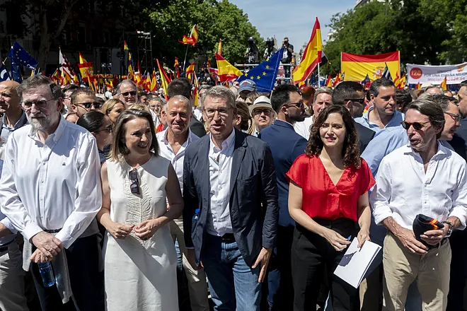 Miles de personas secundan la quinta protesta del PP contra el Gobierno