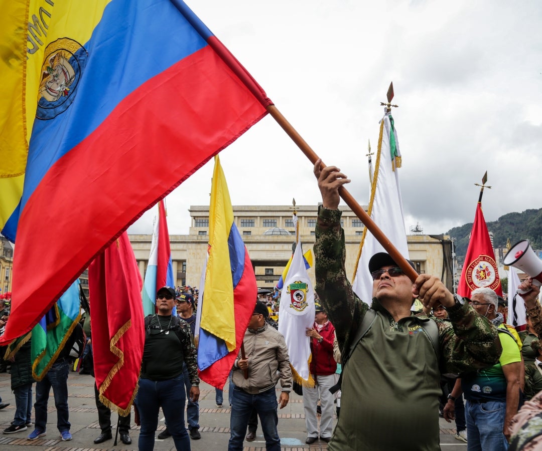 Veteranos de las fuerzas militares se reúnen en la plaza de Bolívar para manifestarse en contra del Gobierno en protestas de 2023