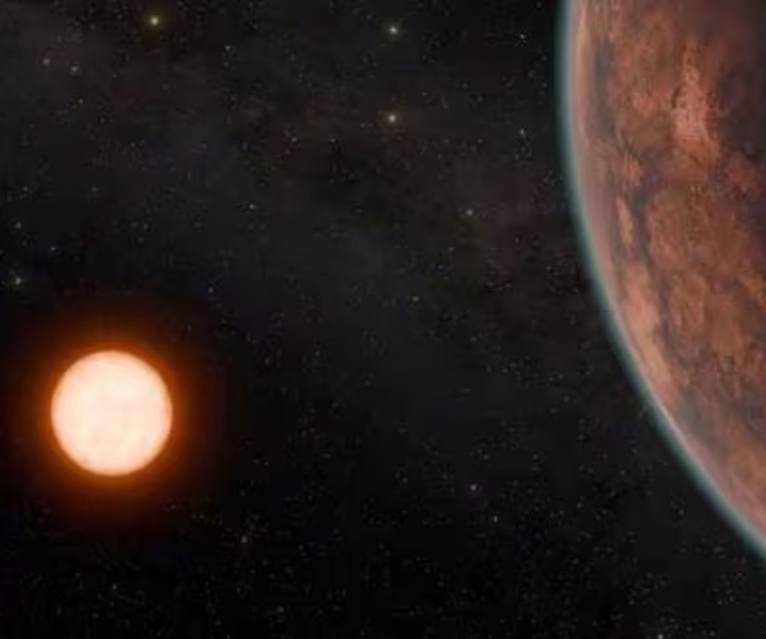 Gliese 12 b tiene un diámetro comparable al de Venus, ligeramente inferior al de la Tierra, y la temperatura de su superficie se estima en unos 42 °C