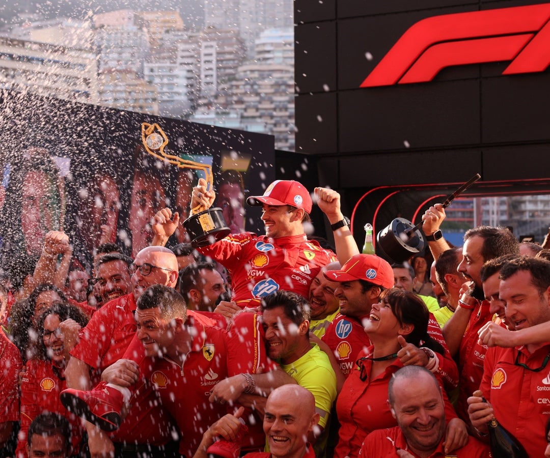 Charles Leclerc celebra con los miembros del equipo tras ganar el Gran Premio de Mónaco