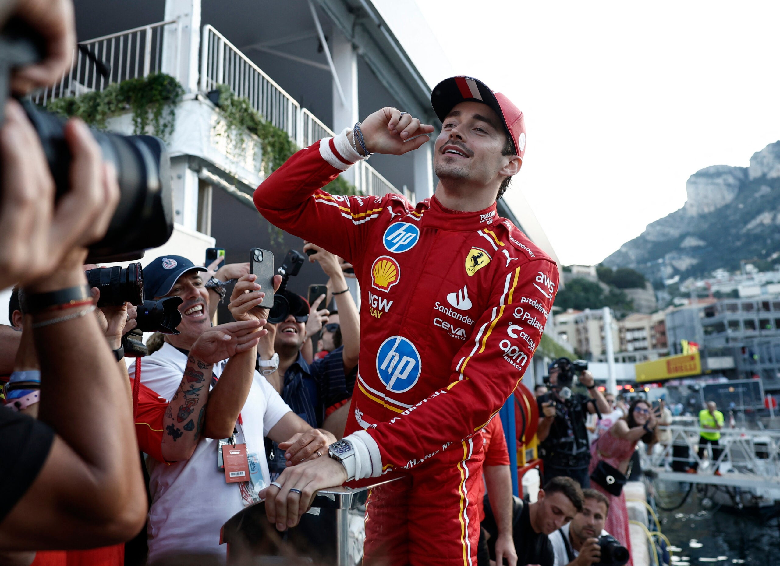 Charles Leclerc celebra con los miembros del equipo tras ganar el Gran Premio de Mónaco