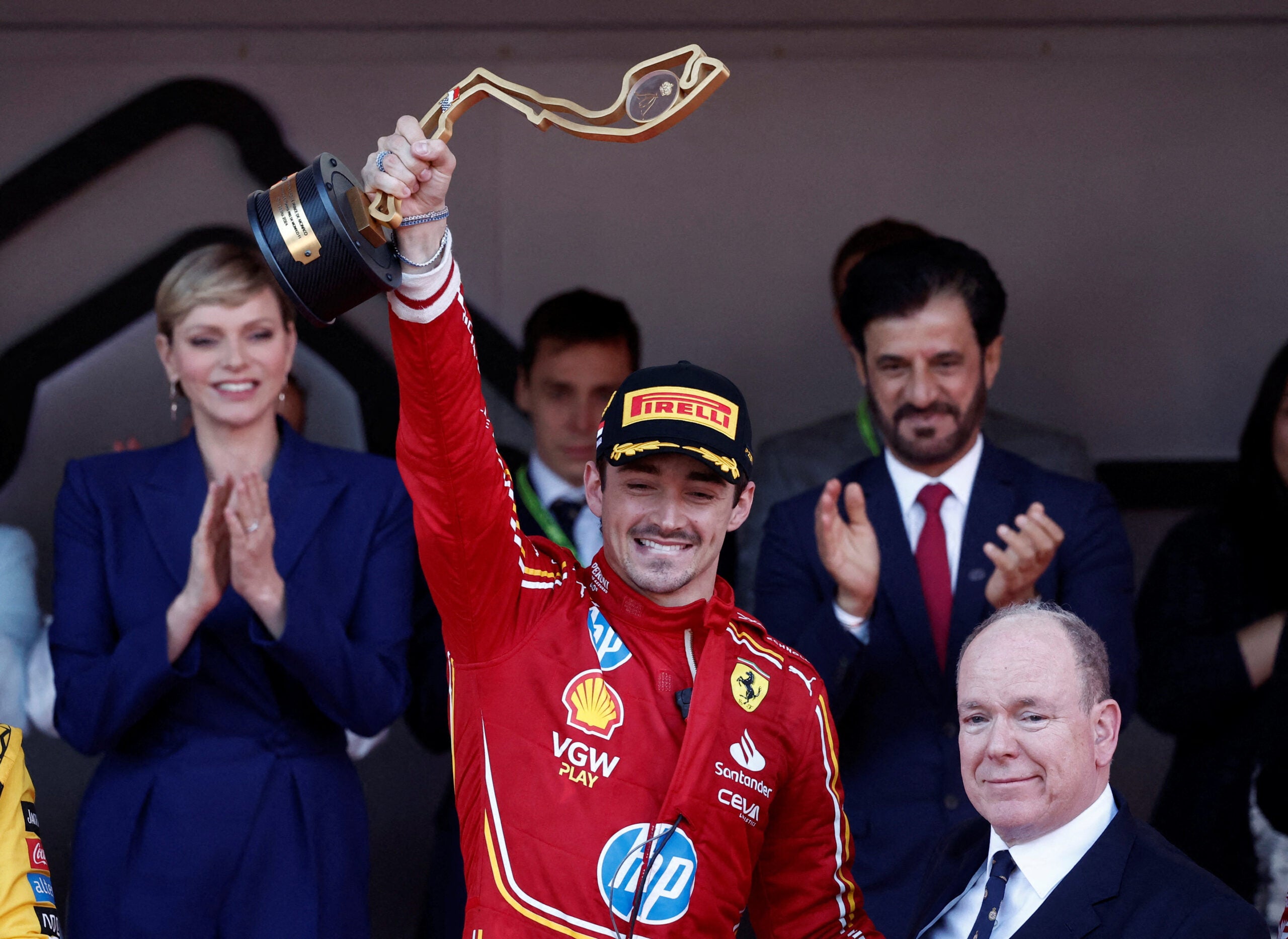 Charles Leclerc celebra en el podio con un trofeo tras ganar el Gran Premio de Mónaco junto al Príncipe Alberto II de Mónaco