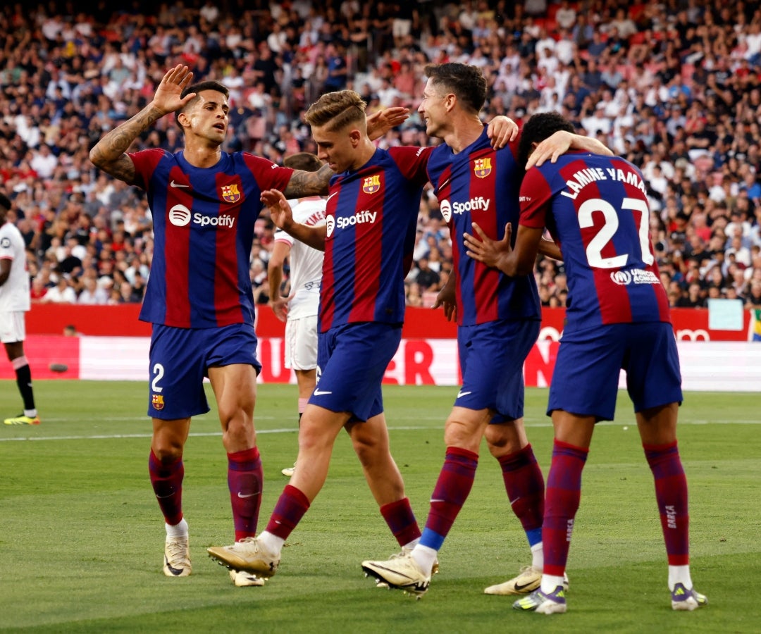 Robert Lewandowski, del FC Barcelona, celebra su primer gol con sus compañeros
