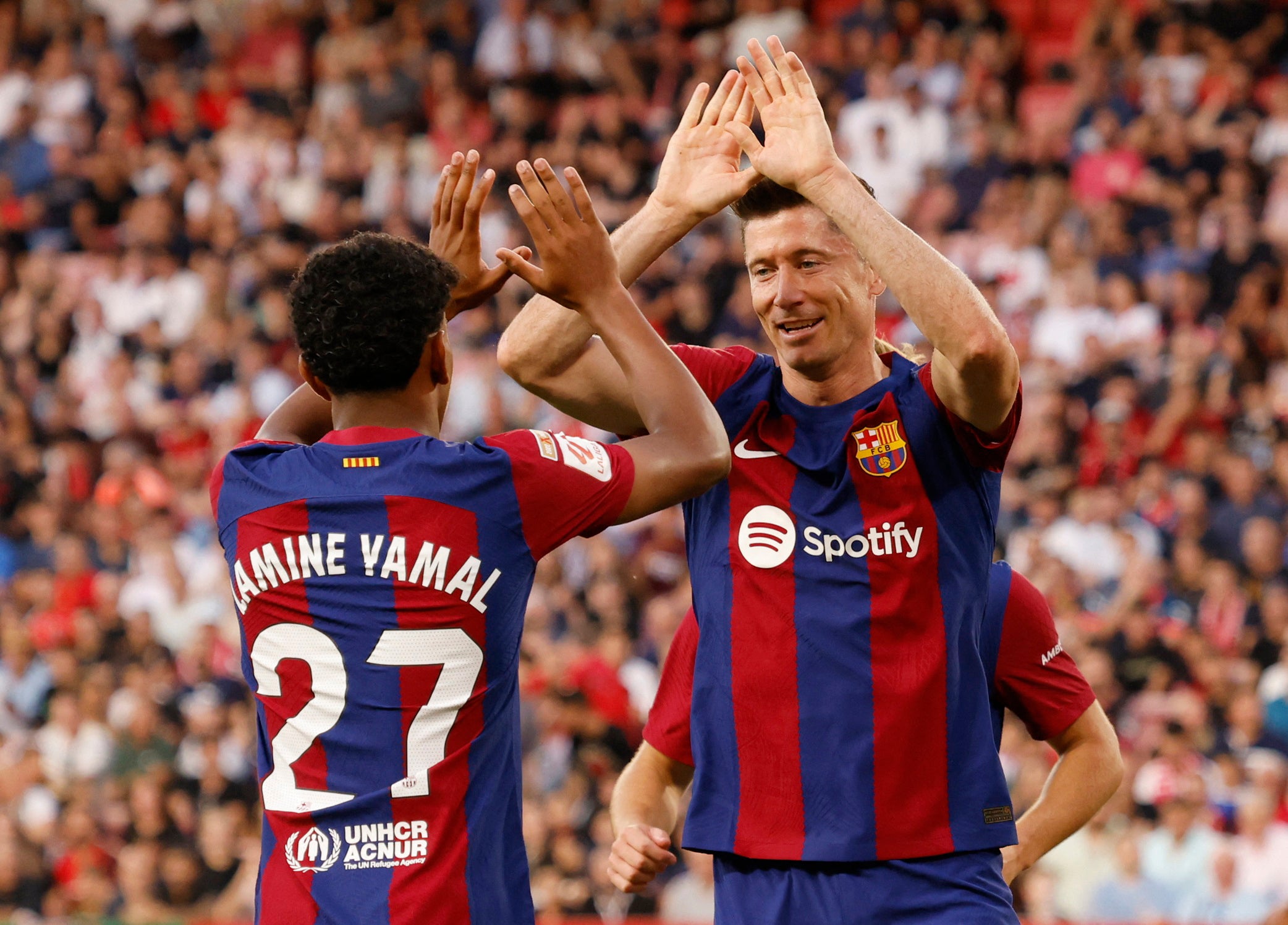 Robert Lewandowski, del FC Barcelona, celebra su primer gol con Lamine Yamal