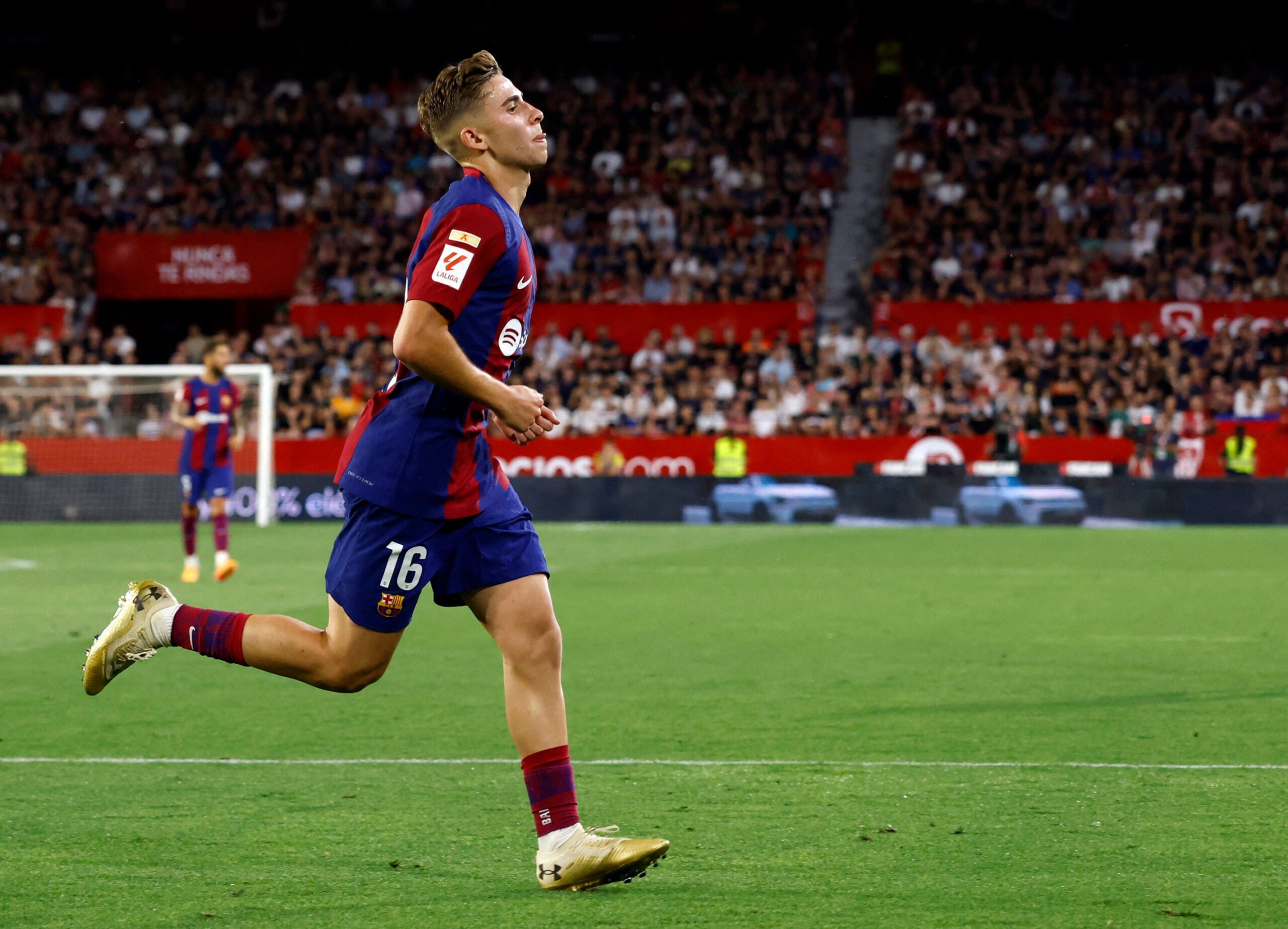 Fermín López del FC Barcelona celebra su segundo gol
