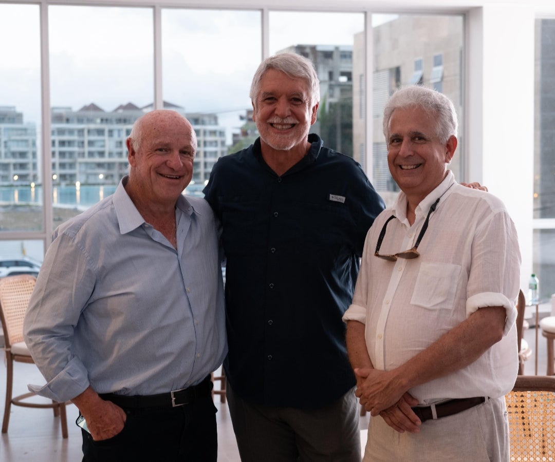 Jacky Bibliowicz, presidente de la junta directiva de AED; Enrique Peñalosa, exalcalde de Bogotá; y Francisco Martínez, presidente de Arquitectura & Concreto.