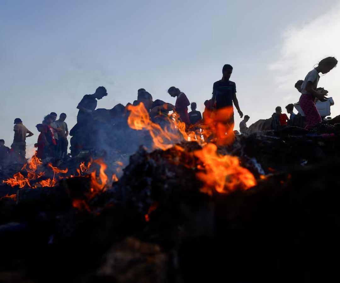Palestinos buscan comida entre los escombros tras un ataque israelí en Rafah, en el sur de la Franja de Gaza.