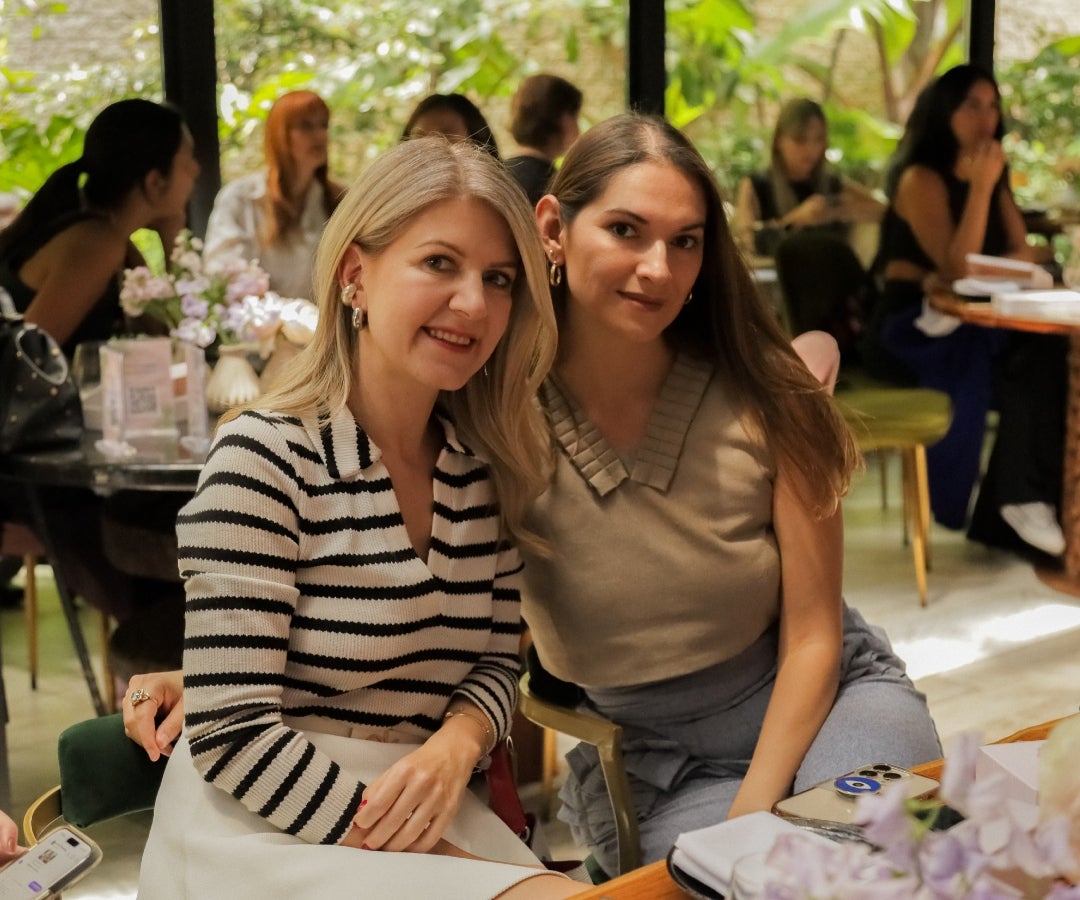 La creadora de contenido Aga Olesinska, y Daniela Cote, diseñadora de modas.